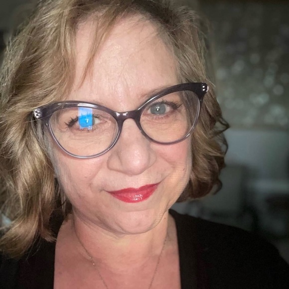 Meet your Posher, Joi - Picture 2 of 3